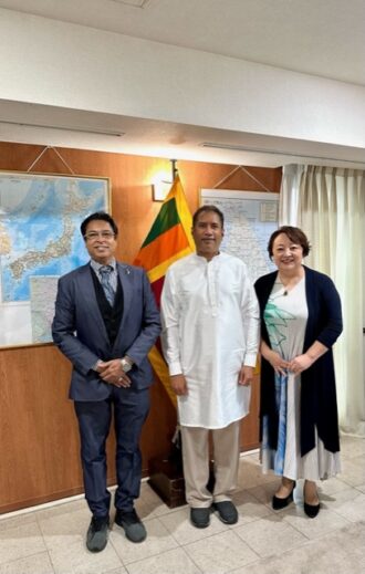 スリランカ大使館で大使と会談しました。